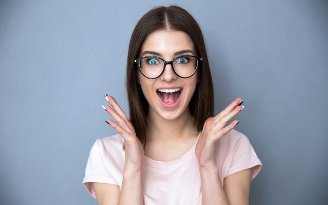 Обои картинки фото девушки, - брюнетки,  шатенки, очки, маникюр, радость, жест