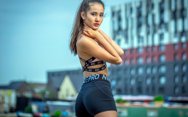 Обои картинки фото девушки, - брюнетки,  шатенки, шорты, поза