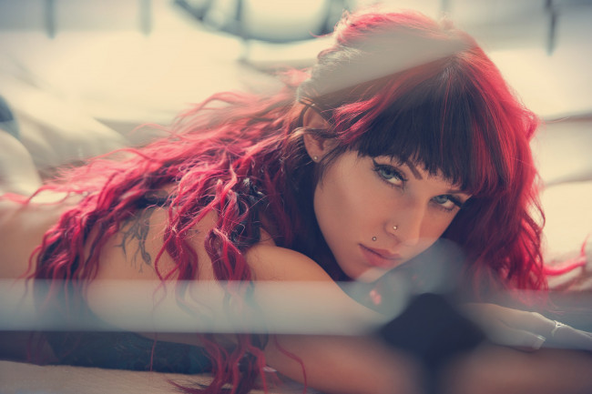 Обои картинки фото emma howes, девушки, emma, howes, девушка, рыжеволосая, красотка, пирсинг, макияж, поза, причёска, крашеная, флирт, стройная, сексуальная, татуировка, тату