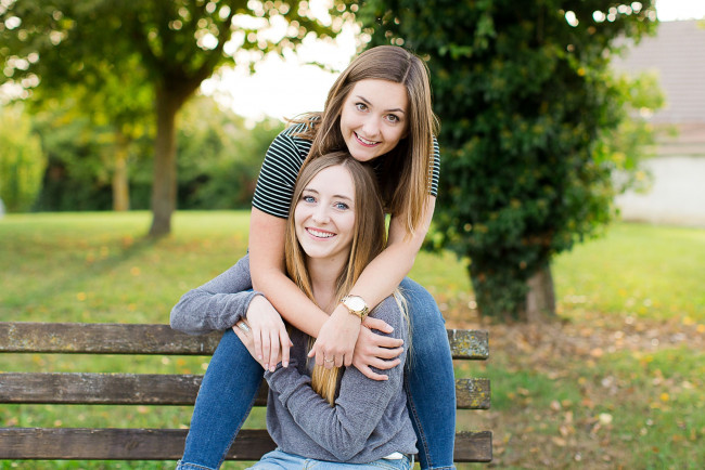 Обои картинки фото девушки, - группа девушек, сёстры, парк, улыбки