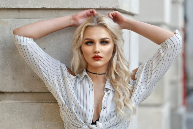 Обои картинки фото девушки, - лица,  портреты, девушка, лицо, портрет, макияж, модель, блондинка, красотка, поза, взгляд, причёска, глаза