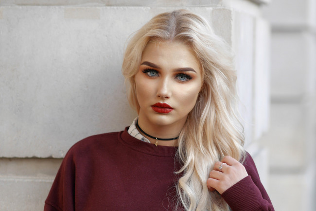 Обои картинки фото девушки, - лица,  портреты, девушка, лицо, портрет, макияж, модель, блондинка, красотка, поза, взгляд, причёска, глаза