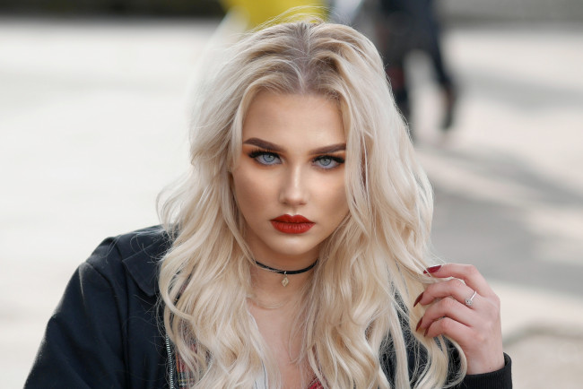 Обои картинки фото девушки, - лица,  портреты, девушка, лицо, портрет, макияж, модель, блондинка, красотка, поза, взгляд, причёска, глаза