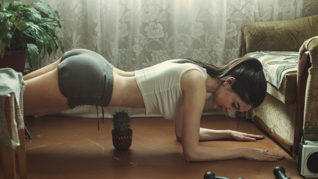 Обои картинки фото девушки, - брюнетки,  шатенки, красивая, девушка, статическое упражнение, планка, гантели, комната, тренировка