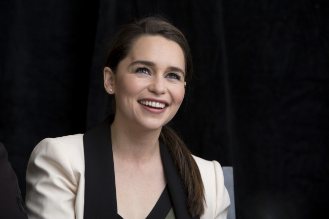 Обои картинки фото девушки, emilia clarke, эмилия, кларк, актриса, брюнетка, знаменитости, женщины, улыбка