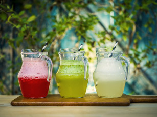 Картинка еда напитки стекло листва сок коктейль трио разные коктейли боке трубочки соломинки кувшины разделочная доска