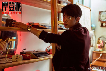 Картинка мужчины xiao+zhan пиджак очки часы полки ретро