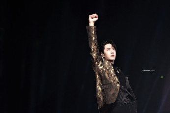 Картинка мужчины wang+yi+bo актер певец пиджак жест сцена