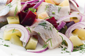 Картинка еда рыбные+блюда +с+морепродуктами селедка лук свекла