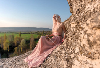 Картинка девушки ольга+кожевникова+ lady+bell образ косплей наряд костюм эльфийка платье меч горы скала панорама деревья луга