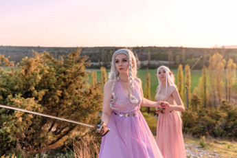 Картинка девушки ольга+кожевникова+ lady+bell образы косплей наряды костюмы платья подруги эльфийки меч кусты деревья луга