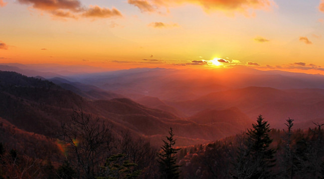 Обои картинки фото природа, горы, лес, деревья, солнце, облака, закат