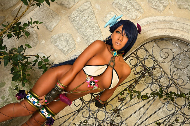 Обои картинки фото девушки, nonsummerjack, образ, косплей, наряд, костюм, белье, стена, решетка, растение
