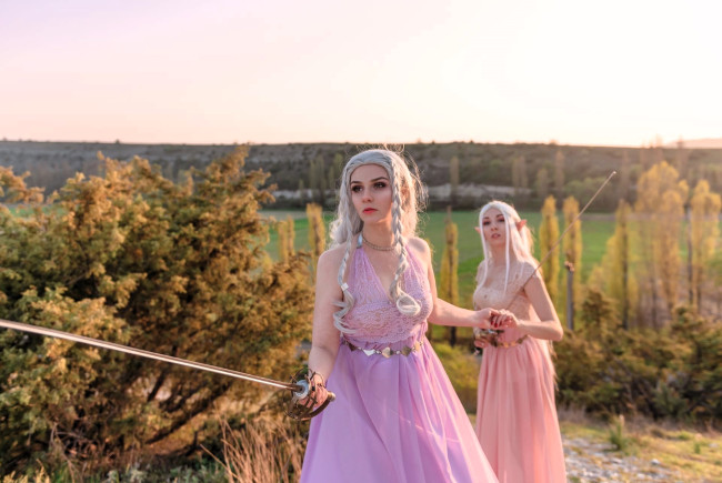 Обои картинки фото девушки, ольга кожевникова , lady bell, образы, косплей, наряды, костюмы, платья, подруги, эльфийки, меч, кусты, деревья, луга