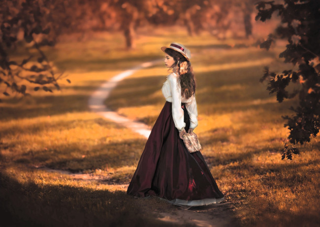 Обои картинки фото девушки, - креатив,  косплей, образ, косплей, наряд, костюм, барышня, шляпа, осень, сумна, дорожка, трава, деревья