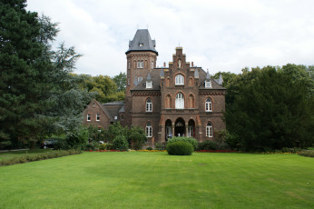 обоя malbork, castle, marienburg, poland, города, дворцы, замки, крепости, цветы, лужайка, замок