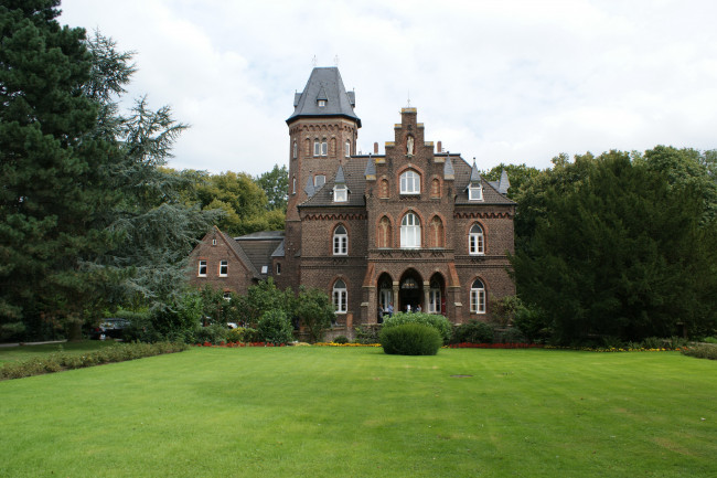 Обои картинки фото malbork, castle, marienburg, poland, города, дворцы, замки, крепости, цветы, лужайка, замок