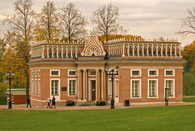 Обои картинки фото города, москва, россия, деревья, трава, облака