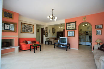 Картинка интерьер гостиная диван кресло телевизор