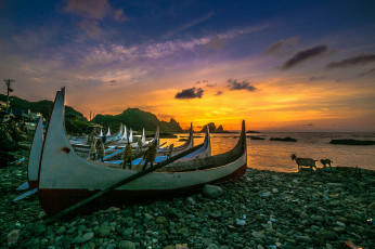 Картинка корабли лодки +шлюпки закат галька океан пляж