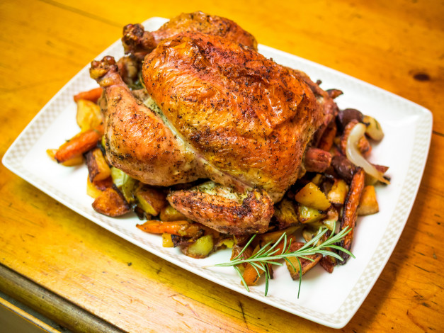 Обои картинки фото еда, мясные блюда, гарнир, курица, зелень