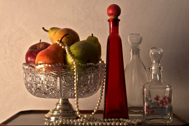 Обои картинки фото еда, натюрморт, бутылки, бусы, фрукты, ваза