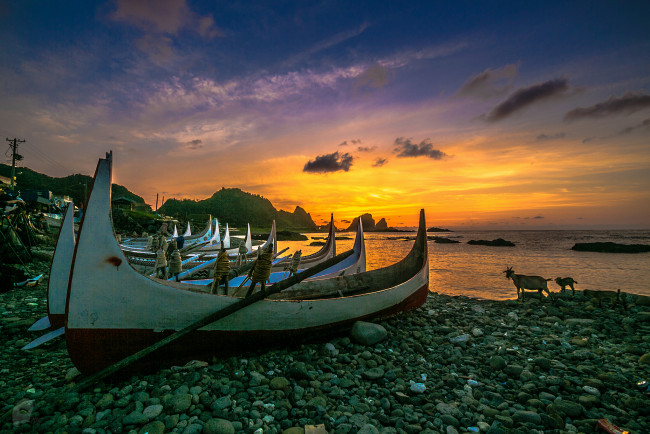 Обои картинки фото корабли, лодки,  шлюпки, закат, галька, океан, пляж