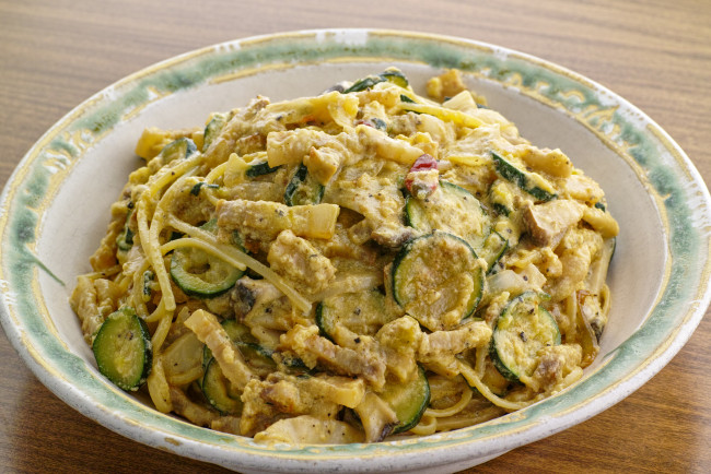 Обои картинки фото еда, вторые блюда, соус, овощи, макароны