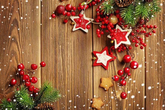 Обои картинки фото праздничные, украшения, ягоды, звезды, игрушки, ель, праздник, декор