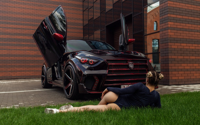 Обои картинки фото автомобили, -авто с девушками, девушка, автомобиль, травка, лежит, дом, чёрный