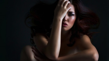 Картинка девушки -unsort+ брюнетки темноволосые руки глаз женщина темный фон