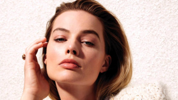 Картинка девушки margot+robbie лицо кольцо блондинка актриса рука