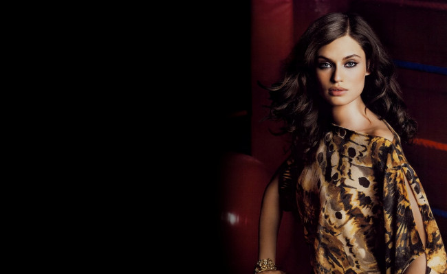 Обои картинки фото девушки, bianca balti, шатенка, модель, туника