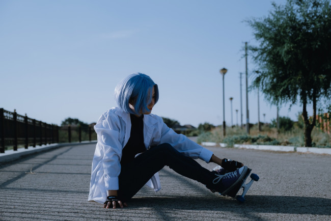 Обои картинки фото sound ann, девушки, - рыжеволосые и разноцветные, синеволосая, ролики, асфальт