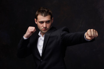 Картинка мужчины -unsort мoлoдoй человек черный фон руки в костюме удар взгляд поза