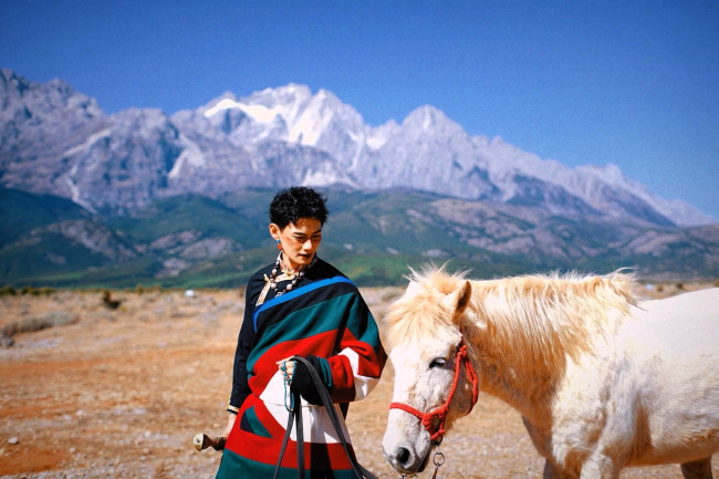 Обои картинки фото мужчины, wang zhuocheng, актер, наряд, этника, лошадь, горы