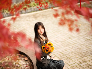Картинка девушки -+азиатки шатенка кофта юбка букет деревья осень парк