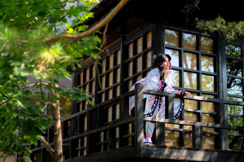 обоя девушки, - креатив,  косплей, образ, косплей, наряд, костюм, кимоно, деревья, дом, балкон