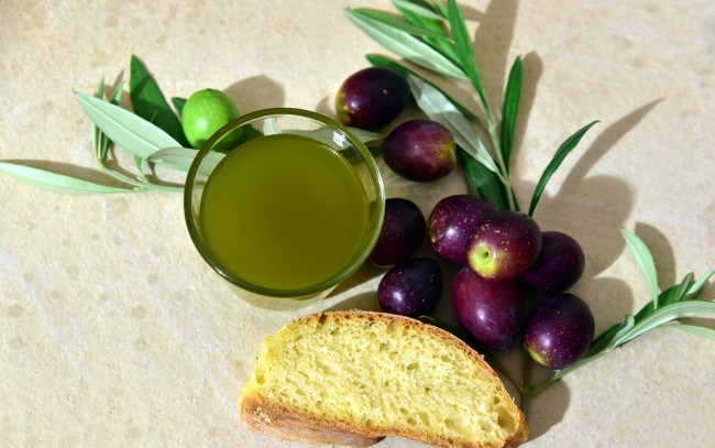 Обои картинки фото еда, оливки, масло, багет