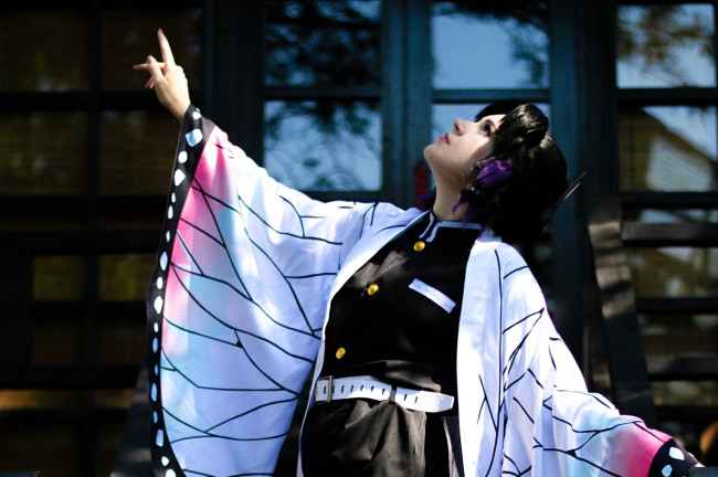 Обои картинки фото девушки, - креатив,  косплей, образ, косплей, наряд, костюм, кимоно, деревья, дом, балкон