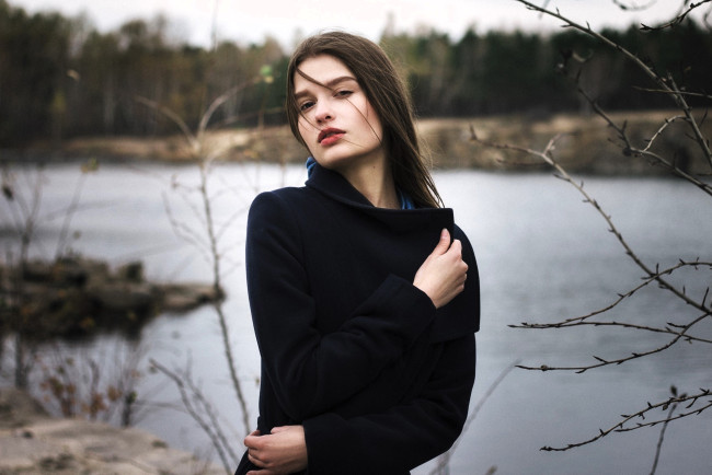 Обои картинки фото девушки, - брюнетки,  шатенки, шатенка, пальто, река, лес