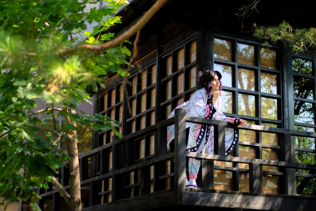 Обои картинки фото девушки, - креатив,  косплей, образ, косплей, наряд, костюм, кимоно, деревья, дом, балкон