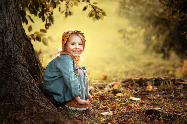 Обои картинки фото разное, дети, девочка, ребенок, чепчик, платье, дерево, листья