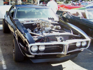 Картинка автомобили выставки уличные фото