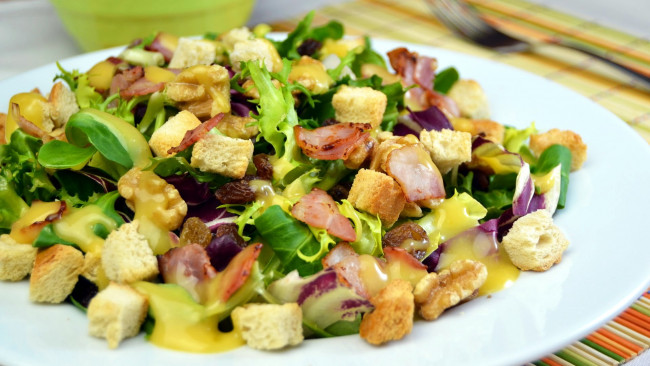 Обои картинки фото еда, салаты,  закуски, салат, бекон, сухари