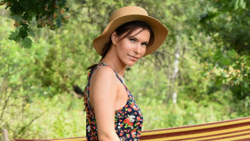 обоя suzanna a, девушки, -unsort , брюнетки, темноволосые, suzanna, a, девушка, шляпа, модель, брюнетка, красотка, взгляд, макияж, красавица, стройная, поза