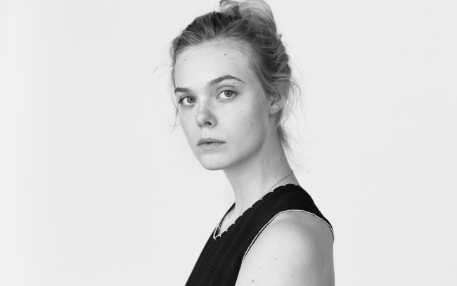 Обои картинки фото девушки, elle fanning, топ, блондинка, лицо, черно-белая