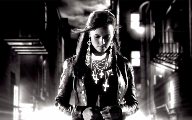 Обои картинки фото кино фильмы, sin city, улица, куртка, украшения, девушка