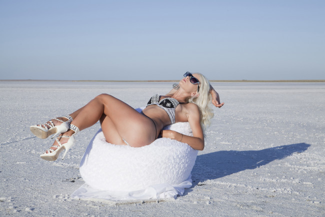 Обои картинки фото nika norse, девушки, nika, norse, очки, девушка, модель, блондинка, поза, красотка, стройная, сексуальная, макияж