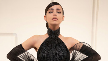 Картинка девушки sofia+carson взгляд